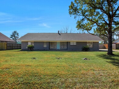 107 Canal Dr, Friendswood, TX 77546 - photo 2