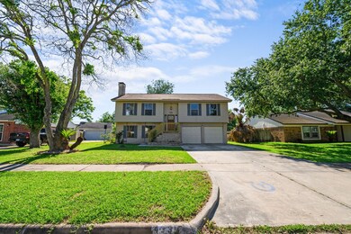 433 E Castle Harbour Dr, Friendswood, TX 77546 - photo 2