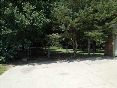 Nice Wide Gate tot the Backyard