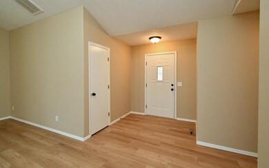 989 W Crestwood