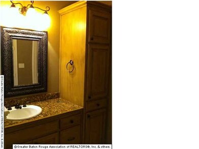 Hall Bath for Bedroom #2, #3, #4 . This bathroom h