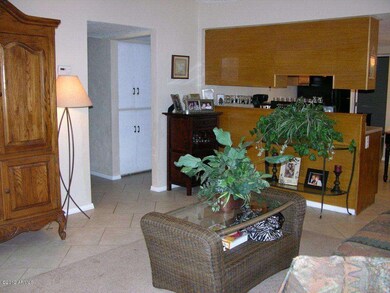 2811 E Osborn 009