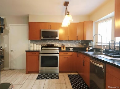 1811 Henbert Rd, West Bloomfield, MI 48324 - photo 3