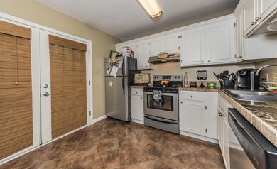 9 Kitchen 2 (2)