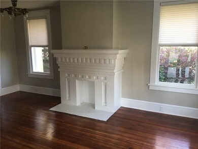 Large living area, beautiful hardwoods, fresh pain