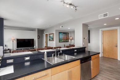 400 Walnut St unit 803, Des Moines, IA 50309 - photo 2