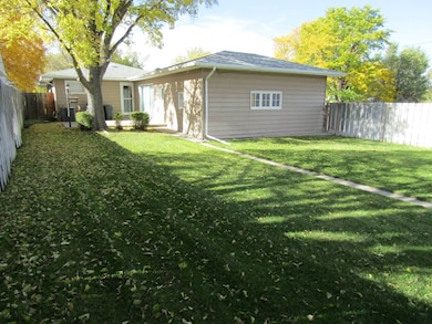 343 W 7th St, Chadron, NE 69337 - photo 2