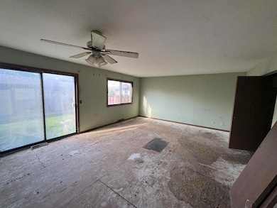 5742 Cambridge cir #5 liv rm angle 1