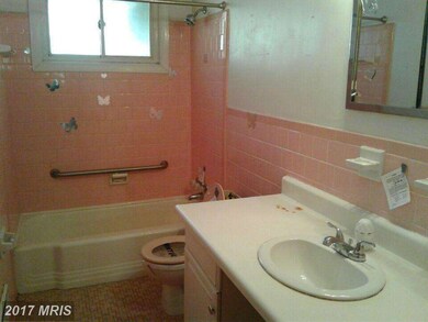 6818 Collinsdale Rd, Parkville, MD 21234 - photo 5