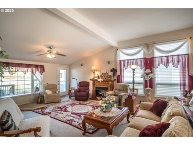 Living Room-Fireplace