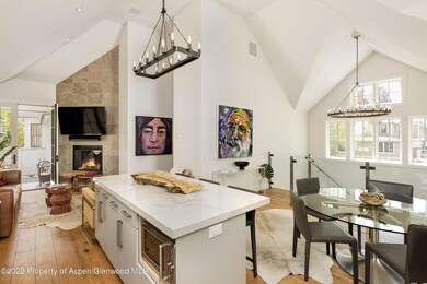 332 Kitchen /Living