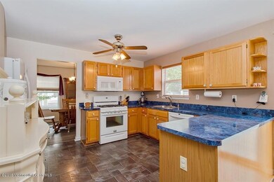 Kitchen w extended Peninsula