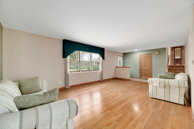 1304 Clyde Dr, Naperville, IL 60565 - photo 2