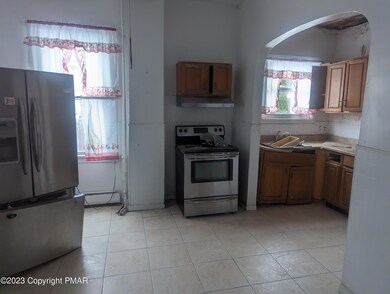 555 Grant St, Hazleton, PA 18201 - photo 4