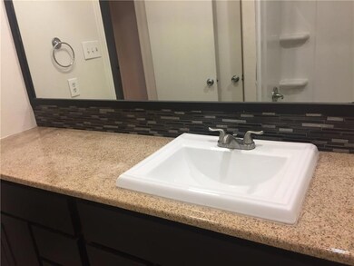 Newly remodeled full Bath with updated cabinets, g