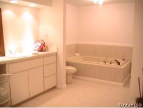 MASTER SUITE 1 GARDEN TUB