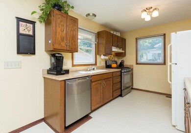 Cheery kitchen w/stainless steel dishwasher includ