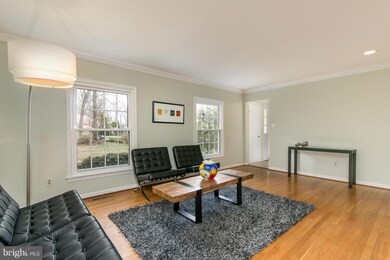 12215 Lake James Dr, Herndon, VA 20171 - photo 4