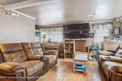 03_903BeachBlvd_1_LivingRoom_HiRes