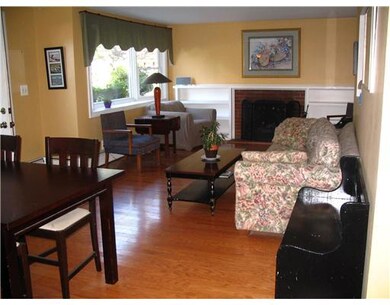 Living Room. Roomy combination or not fireplaed di