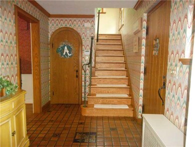Entry/Foyer.