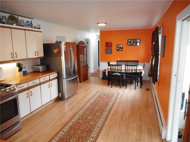 Big, eat-in kitchen