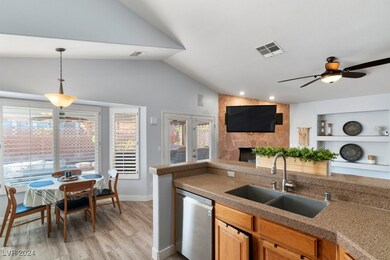 Kitchen and Breakfest Nook