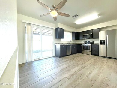 Breakfast Area w Kitchen