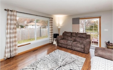 3838 Valdez Dr, Des Moines, IA 50310 - photo 4