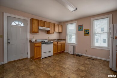 825 Esplanade Ave, Davenport, IA 52803 - photo 2