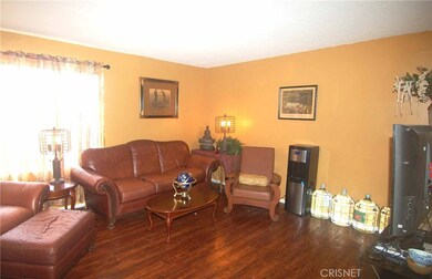 Over 1300 sqft w/huge living room