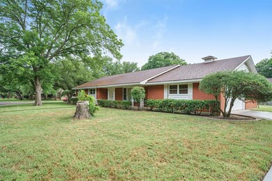 810 S Colonial Dr, Cleburne, TX 76033 - photo 2