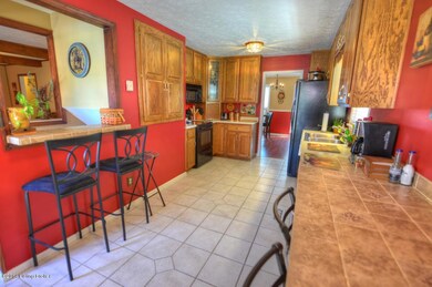 Tiled eat-in-kitchen