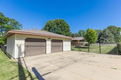 2023 Maplewood Dr, Cedar Falls, IA 50613 - photo 3