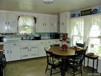 Kitchen Large, spacious eat-in kitchen