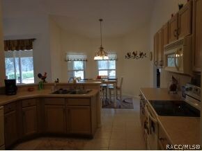 Kitche with eat-in area