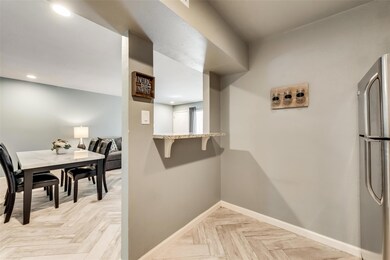 Kitchen with light parquet floors, kitchen peninsu