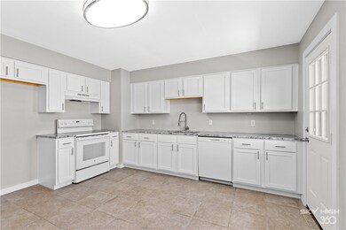 2437 W Magnolia