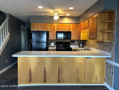 Kitchen and breakfast bar 2 (1)