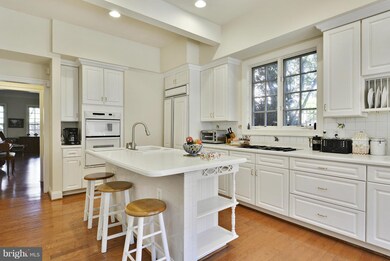 8527 Gavin Manor Ct, Chevy Chase, MD 20815 - photo 5