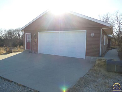 1533 SE 93rd St, Wakarusa, KS 66546 - photo 2