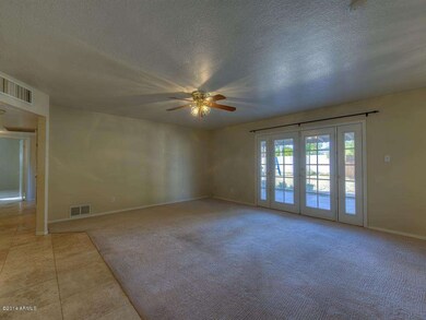004_Living Room