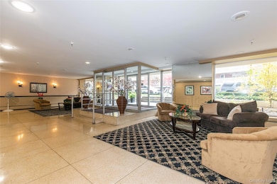 Barclay Tenants' Corporation unit 2L, Great Neck, NY 11021 - photo 3