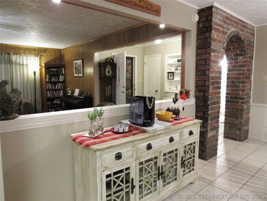 1002 N Cherokee Ave, Chouteau, OK 74337 - photo 7