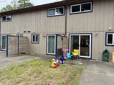 1599 N Hemlock St, Coquille, OR 97423 - photo 4