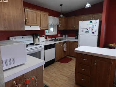 920 E 19th St, the Dalles, OR 97058 - photo 5