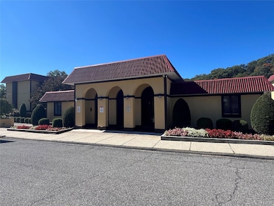 2 Granada Crescent unit 8, White Plains, NY 10603 - photo 6