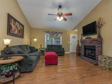 127 Chestnut Ln, Hendersonville, NC 28792 - photo 3