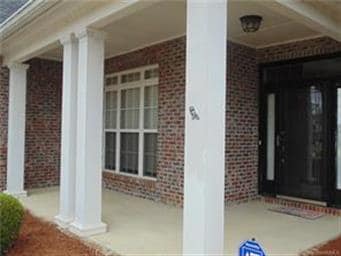 Nice covered front porch.