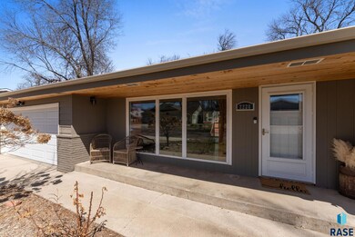 2220 E Sylvan Cir, Brandon, SD 57005 - photo 2